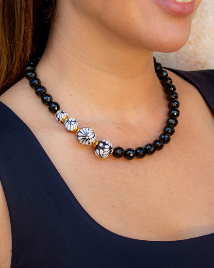 COLLAR ONIX FACETADO ESFERA LATERAL