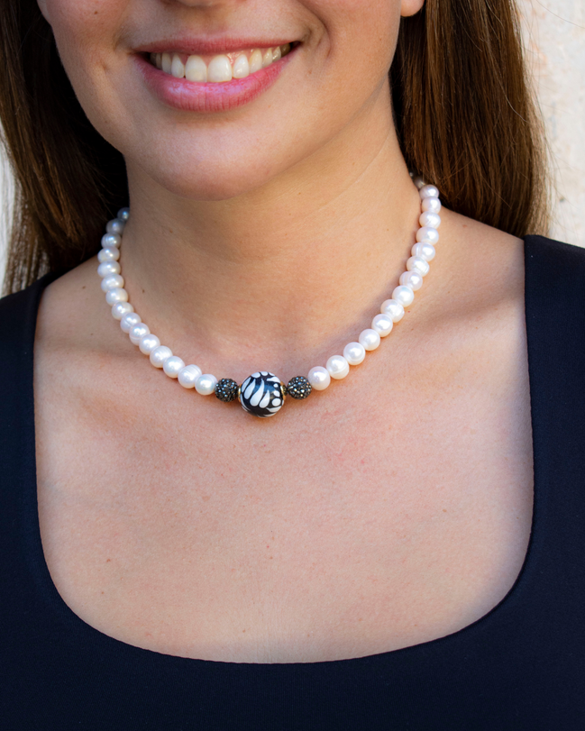 NECKLACE WITH CENTRAL PEARL SPHERE