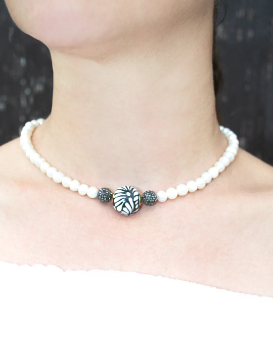 NECKLACE WITH CENTRAL PEARL SPHERE