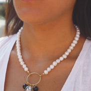 COLLAR DE PERLAS CON DIJE DE TALAVERA NEGRA