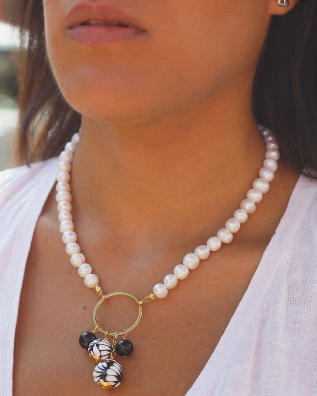 COLLAR DE PERLAS CON DIJE DE TALAVERA NEGRA
