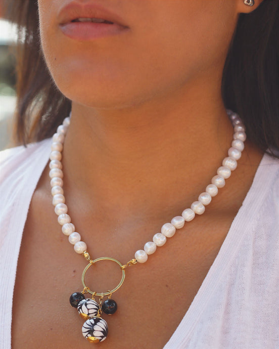 COLLAR DE PERLAS CON DIJE DE TALAVERA NEGRA