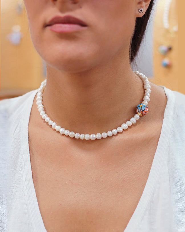 COLLAR PERLA ESFERA LATERAL COLOR