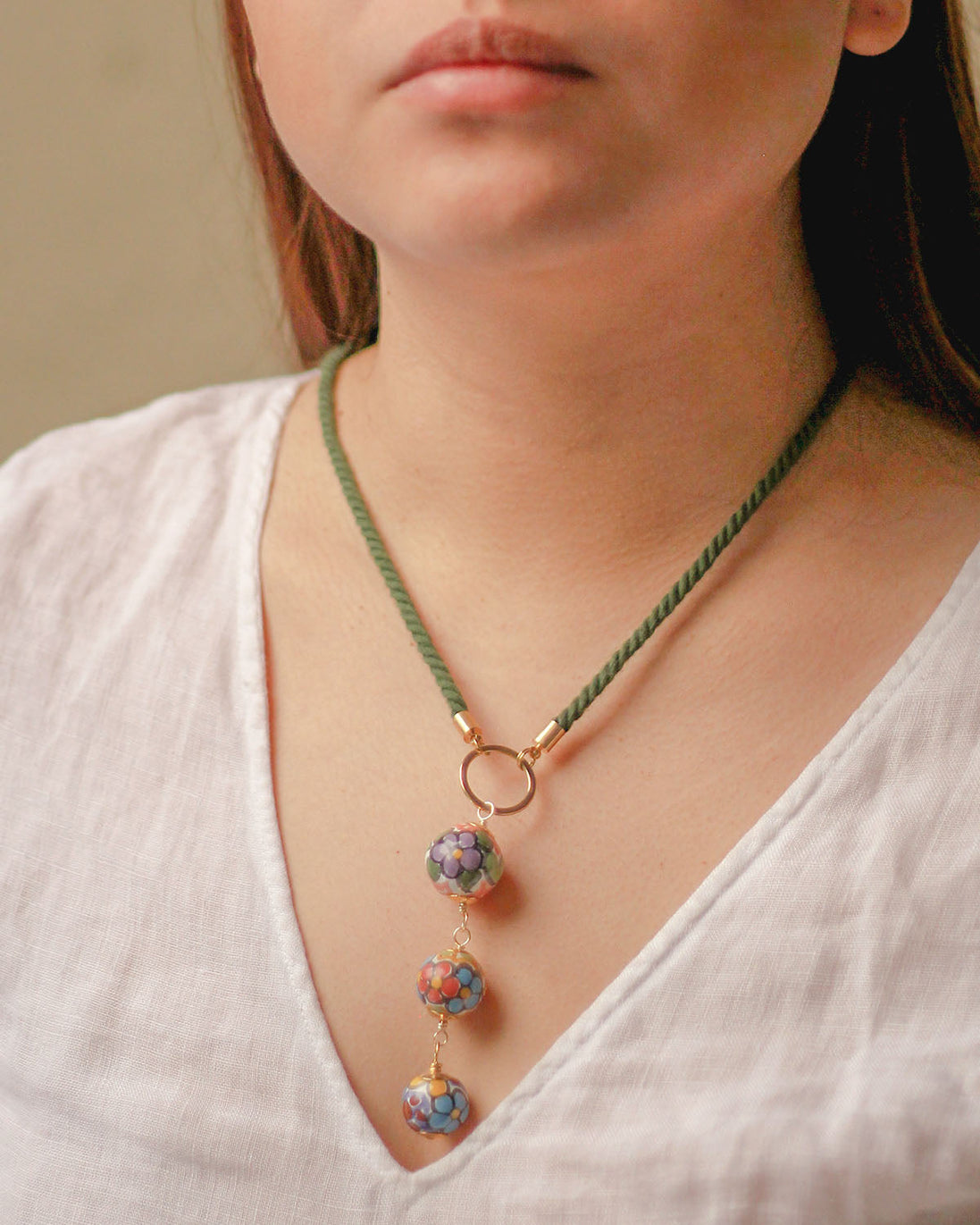 COLLAR ESFERA DESNIVEL COLOR