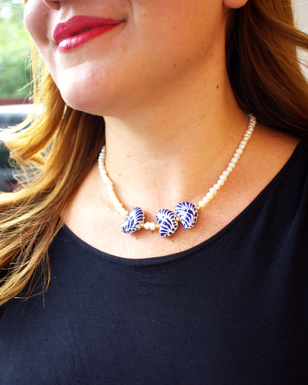 COLLAR PERLAS Y 3 CORAZONES TALAVERA AZUL