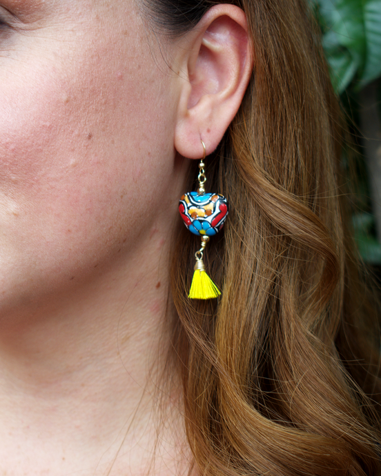 ARETE CORAZON CON MOTA COLOR