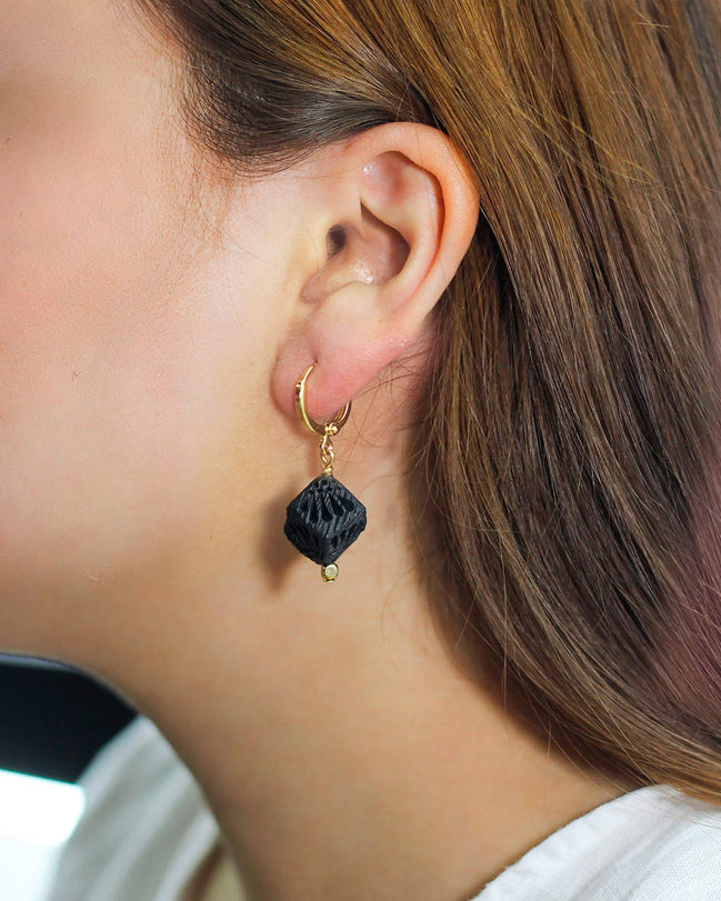 ARETE BASE CUADRADA HEMATITA Y CUBO BARRO NEGRO